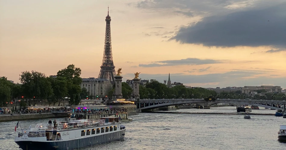 10 Best Places to See the Eiffel Tower Sparkle